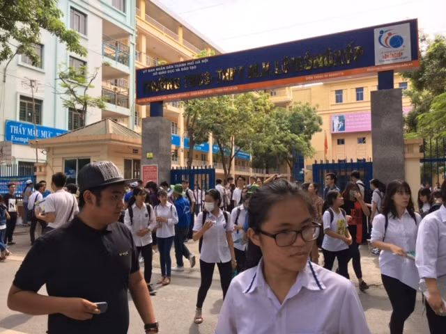 Các sĩ tử tản ra tìm người thân sau khi làm thủ tục dự thi.