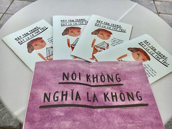 Cuốn sổ tay "Hãy tôn trọng, đây là cơ thể tôi!" được kì vọng là một cuốn cẩm nang giúp phòng chống xâm hại tình dục trẻ em. (Ảnh: Vương Thủy) Cuốn sổ tay "Hãy tôn trọng, đây là cơ thể tôi!" được kì vọng là một cuốn cẩm nang giúp phòng chống xâm hại tình dục trẻ em. (Ảnh: Vương Thủy)