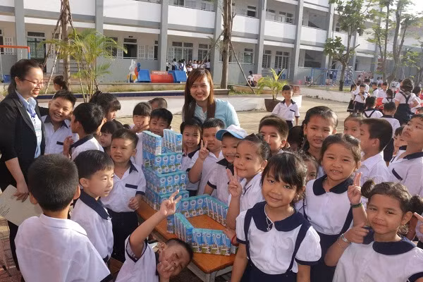 Các bé thích thú xếp nhà bằng sữa và tham gia giải đố có thưởng.