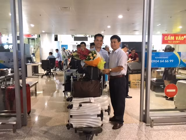 Tiến sĩ Sái Công Hồng tặng hoa chúc mừng Trưởng đoàn cán bộ, học sinh Việt Nam Olympic Tin học quốc tế 2017.