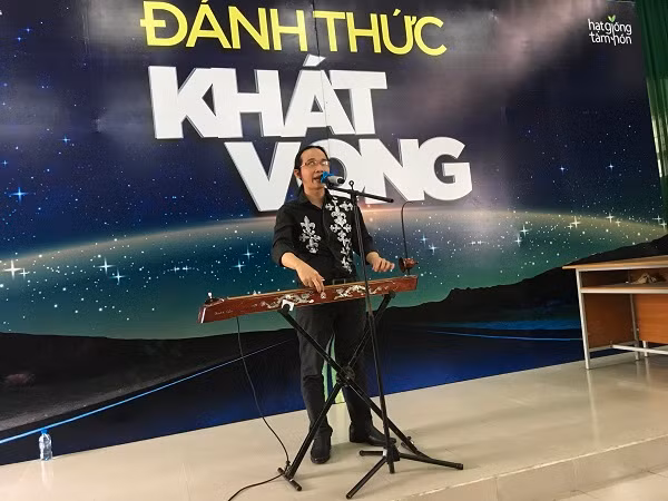 Hà Chương khuấy động cảm xúc với tiếng đàn, giọng hát truyền cảm. Hà Chương khuấy động cảm xúc với tiếng đàn, giọng hát truyền cảm.