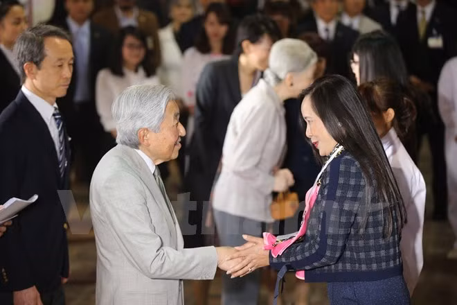 Nhà vua Nhật Bản Akihito nói chuyện với một cựu du học sinh Việt Nam ở Nhật Bản. (Ảnh: Minh Sơn/Vietnam+)