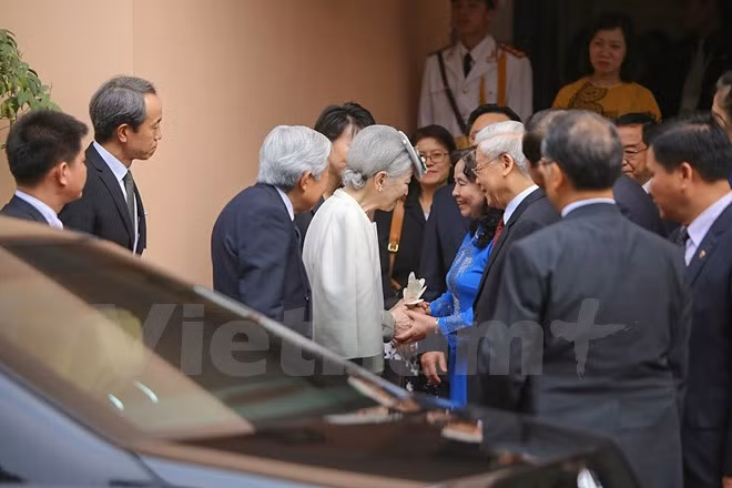 Sau cuộc Tiệc trà do Tổng Bí thư Nguyễn Phú Trọng chủ trì, Nhật hoàng và hoàng hậu sẽ lên đường ra sân bay đến Thành phố Huế. (Ảnh: Minh Sơn/Vietnam+) Sau cuộc Tiệc trà do Tổng Bí thư Nguyễn Phú Trọng chủ trì, Nhật hoàng và hoàng hậu sẽ lên đường ra sân bay đến Thành phố Huế. (Ảnh: Minh Sơn/Vietnam+)