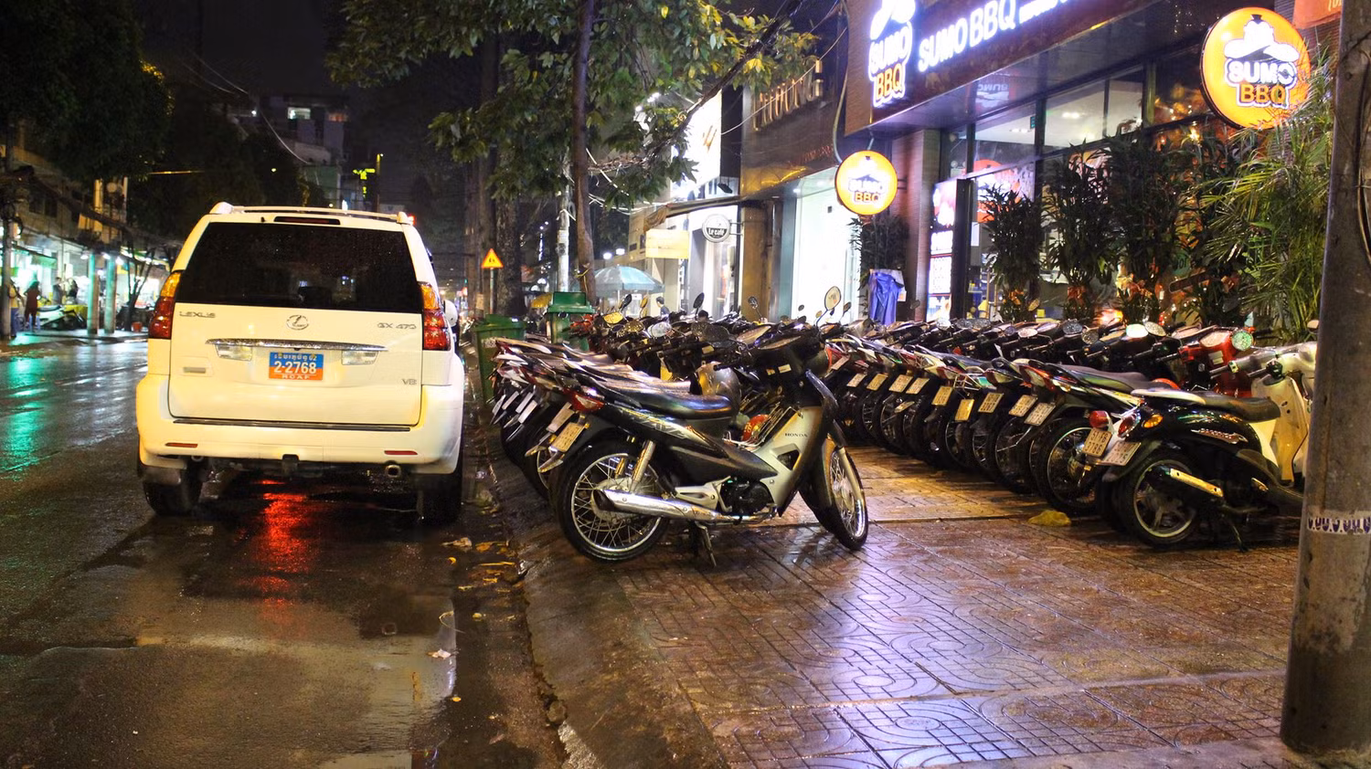 Hà Nội những năm 2000 - lời khen và … “Thiên lý trường gậy” ảnh 3