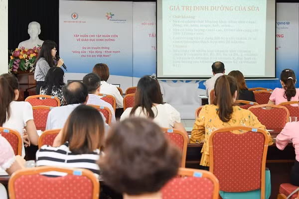Trang bị kiến thức dinh dưỡng cho các tập huấn viên.
