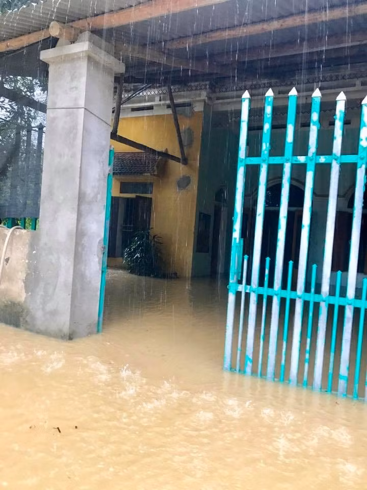 Một số nhà dân trong địa phận thôn Tân Kỳ nước tràn ngập quá nửa trong sân. (Nguồn ảnh: Khuất Trung)