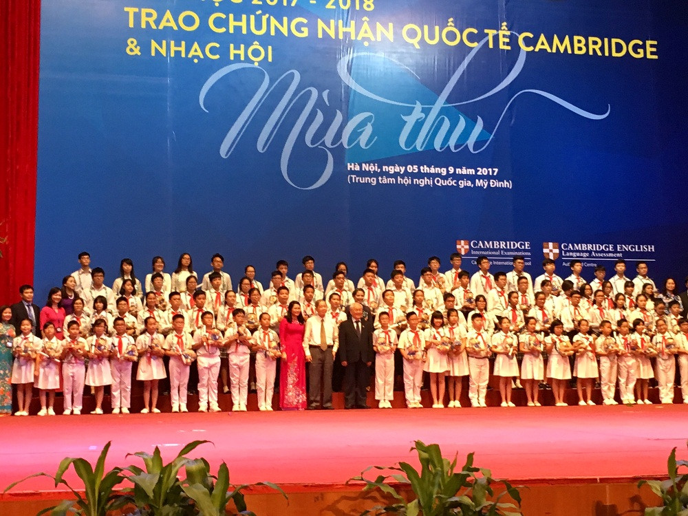 Học bổng và giấy chứng nhận là phần thưởng xứng đáng cho những nỗ lực không ngừng của các em học sinh, đồng thời là nguồn động lực để các em tiếp tục phấn đấu.