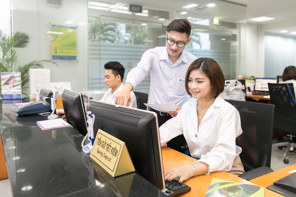 Nhân viên VNPT hướng dẫn khách hàng cài đặt và sử dụng hóa đơn điện tử. Nhân viên VNPT hướng dẫn khách hàng cài đặt và sử dụng hóa đơn điện tử.