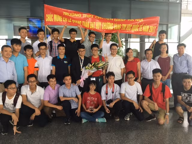 Em Lê Quang Tuấn được các thầy cô đánh giá là một học sinh cá tính, có sự nỗ lực và đam mê rất lớn trong học tập.