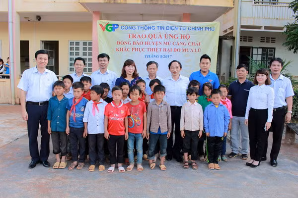 Đoàn công tác chụp ảnh cùng các em học sinh. Đoàn công tác chụp ảnh cùng các em học sinh.