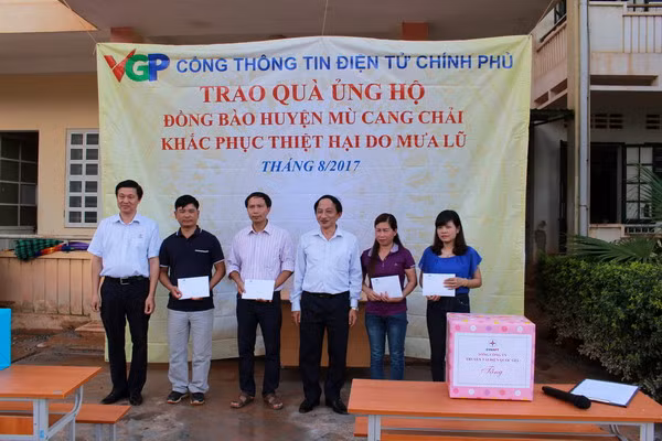 Chủ tịch Công đoàn EVNNPT - ông Trịnh Tuấn Sơn và Phó Tổng Giám đốc Cổng Thông tin Điện tử Chính phủ Lê Việt Đông trao các suất quà cho đại diện các trường Chủ tịch Công đoàn EVNNPT - ông Trịnh Tuấn Sơn và Phó Tổng Giám đốc Cổng Thông tin Điện tử Chính phủ Lê Việt Đông trao các suất quà cho đại diện các trường