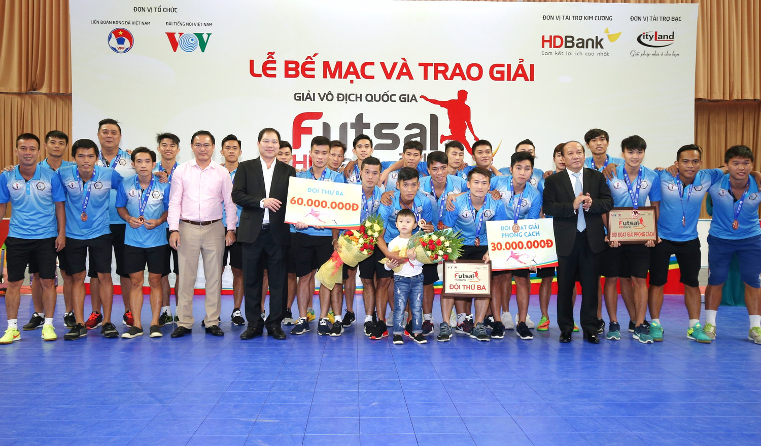 Đội hạng ba là Hải Phương Nam Phú Nhuận, được nhận cờ, Huy chương đồng và 60 triệu đồng.