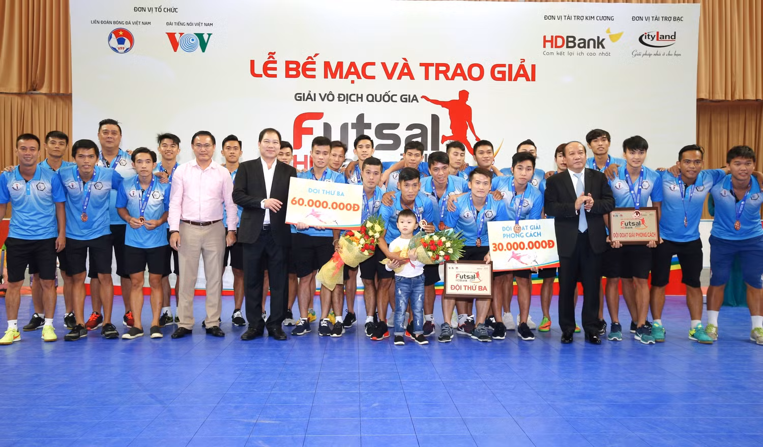 Đội hạng ba là Hải Phương Nam Phú Nhuận, được nhận cờ, Huy chương đồng và 60 triệu đồng. Đội hạng ba là Hải Phương Nam Phú Nhuận, được nhận cờ, Huy chương đồng và 60 triệu đồng.