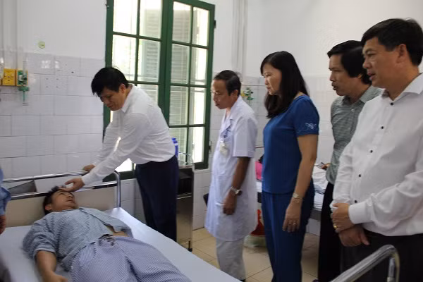 Thứ trưởng Bộ Y tế Nguyễn Thanh Long thăm hỏi động viên bệnh nhân đang điều trị sốt xuất huyết tại Bệnh viện Đa khoa tỉnh Nam Định. Ảnh: moh.gov.vn. Thứ trưởng Bộ Y tế Nguyễn Thanh Long thăm hỏi động viên bệnh nhân đang điều trị sốt xuất huyết tại Bệnh viện Đa khoa tỉnh Nam Định. Ảnh: moh.gov.vn.