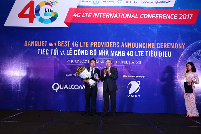 Lãnh đạo VinaPhone nhận danh hiệu "Nhà mạng 4G có chất lượng chăm sóc khách hàng tiêu biểu" do Thứ trưởng Bộ Thông tin và Truyền thông Nguyễn Minh Hồng trao tặng.