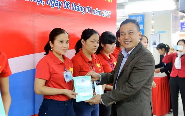 Ông Chu Minh Tộ - Trưởng ban Sổ, thẻ (Bảo hiểm xã hội Việt Nam) trao sổ Bảo hiểm xã hội cho người lao động. Ông Chu Minh Tộ - Trưởng ban Sổ, thẻ (Bảo hiểm xã hội Việt Nam) trao sổ Bảo hiểm xã hội cho người lao động.