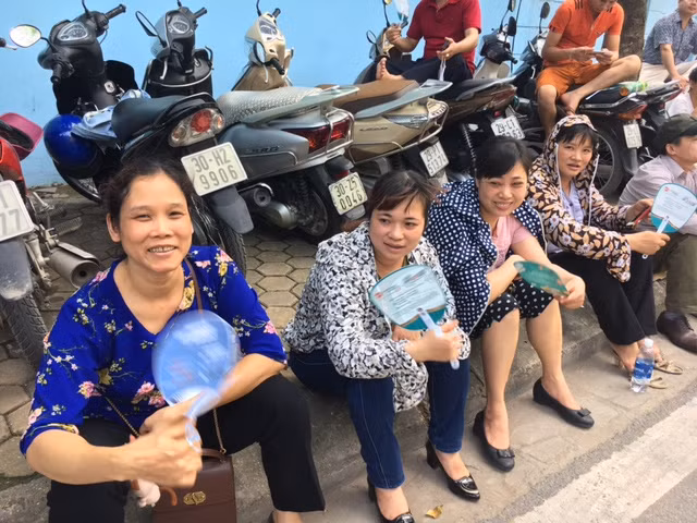 Cô Hà (ngoài cùng bên trái) cho rằng quan trọng là cần tạo tâm lý thoải mái cho con trước ngày thi.