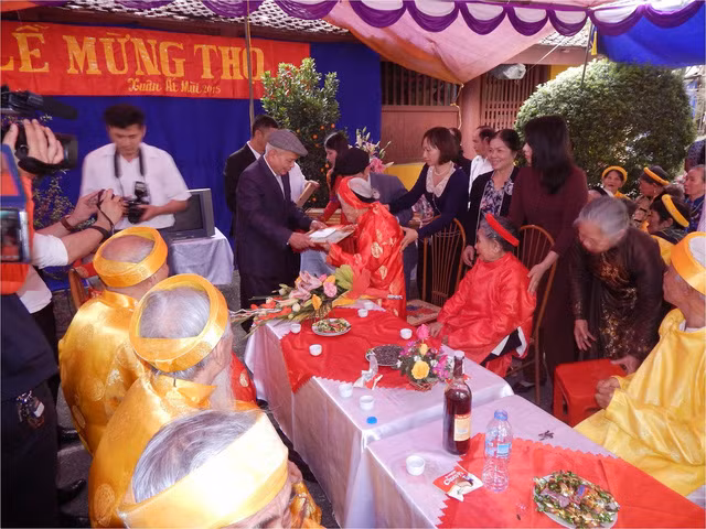 Lễ mừng thọ là dịp để con cháu bày tỏ tình cảm với những người cao tuổi trong gia đình. (Ảnh minh họa trên Báo Gia đình và Xã hội)