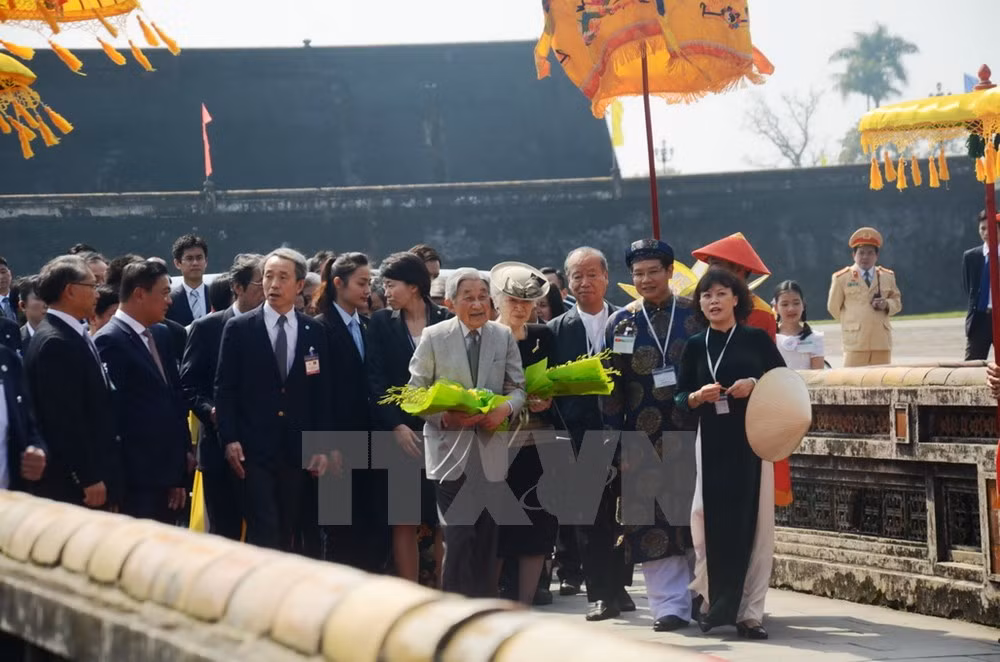 Nhà vua Nhật Bản Akihito và Hoàng hậu Michiko thăm Đại nội Huế. (Ảnh: Hồ Cầu/TTXVN) Nhà vua Nhật Bản Akihito và Hoàng hậu Michiko thăm Đại nội Huế. (Ảnh: Hồ Cầu/TTXVN)