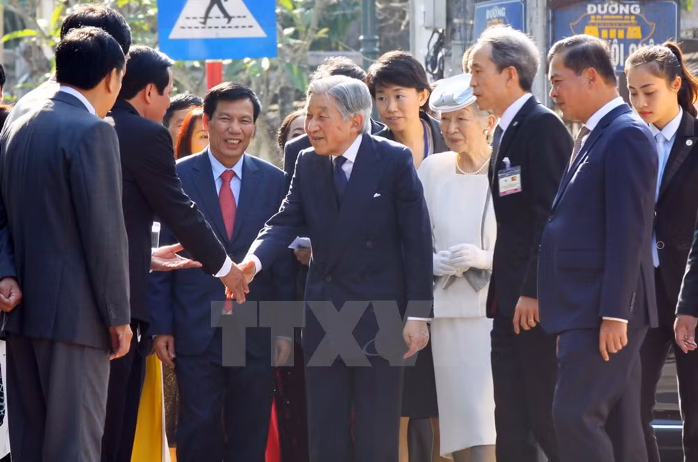 Nhà vua Nhật Bản Akihito và Hoàng hậu Michiko với các đại biểu tại Nhà lưu niệm Phan Bội Châu, số 15 đường Phan Bội Châu, phường Trường An, thành phố Huế. (Ảnh: Hồ Cầu/TTXVN) Nhà vua Nhật Bản Akihito và Hoàng hậu Michiko với các đại biểu tại Nhà lưu niệm Phan Bội Châu, số 15 đường Phan Bội Châu, phường Trường An, thành phố Huế. (Ảnh: Hồ Cầu/TTXVN)