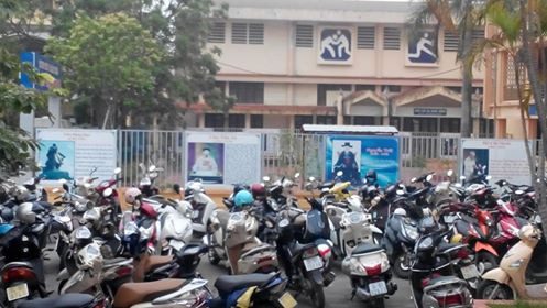 Mỗi khi có khách, xe cộ thật ngổn ngang trước các tấm hình danh nhân. (Ảnh tác giả cung cấp)