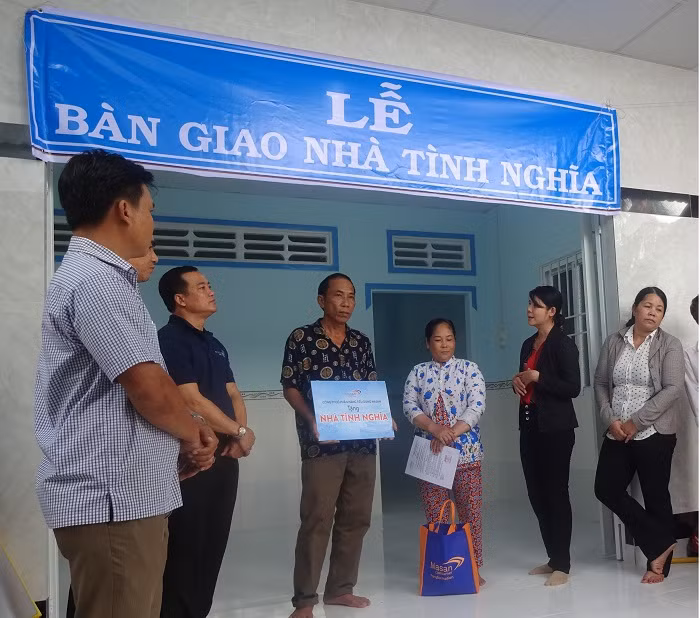 Đại diện Công ty Cổ phần Ma San PQ đã trao quyết định tặng nhà tình nghĩa cho 5 hộ gia đình diện chính sách.