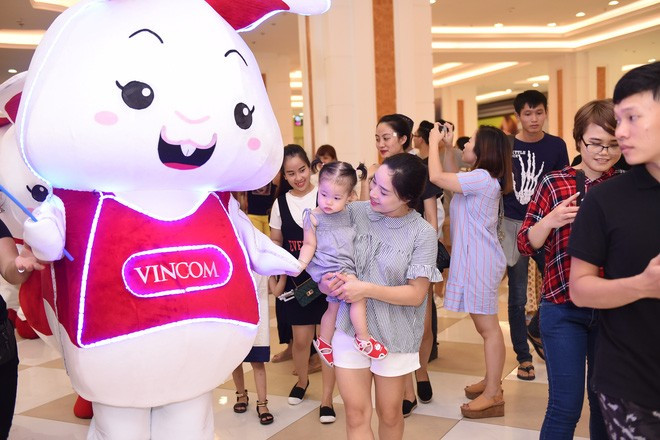 Sau màn biểu diễn ở quảng trường, các chú Thỏ Vincom đi giao lưu, tặng "bóng mặt trăng" may mắn cho trẻ em ở Royal City, khép lại một đêm hội nhiều niềm vui. Sáng 22/9, các "đại sứ" thỏ này sẽ chia nhau tỏa đi các Trung tâm Thương mại Vincom để giao lưu với các bạn nhỏ khắp mọi miền đất nước.