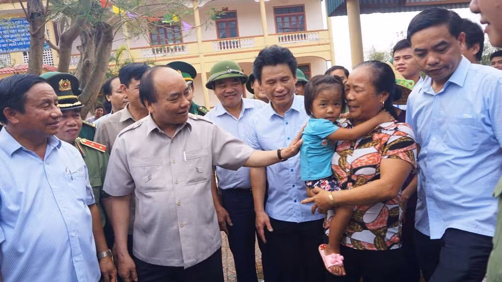 Thủ tướng Nguyễn Xuân Phúc đến thăm và chỉ đạo khắc phục hậu quả sau bão tại Trường Tiểu học, Trung học cơ sở Kỳ Nam, thị xã Kỳ Anh (Hà Tĩnh).
