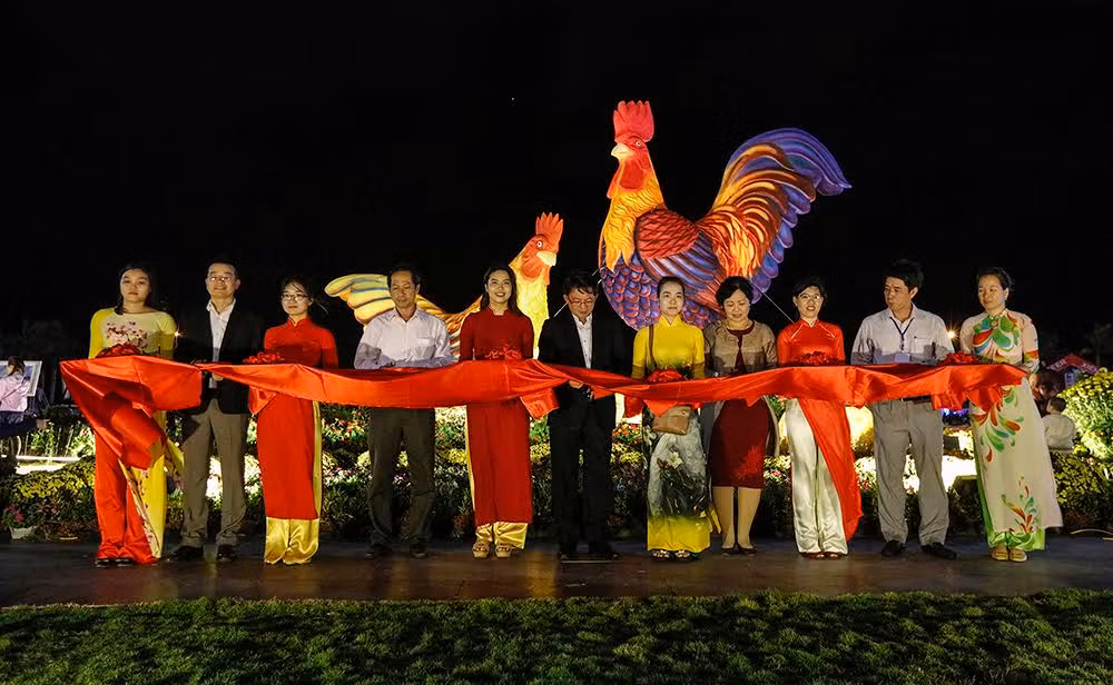 Chủ tịch tỉnh Bình Định - ông Hồ Quốc Dũng cùng các doanh nghiệp ngành du lịch cắt băng khai mạc Lễ hội du lịch Bình Định trong dịp Tết Đinh Dậu.
