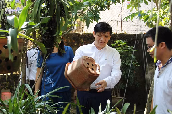 Thứ trưởng Nguyễn Thanh Long đề nghị người dân diệt lăng quăng bằng cách cọ rửa sạch các vật dụng chứa nước và lật úp. Ảnh: moh.gov.vn. Thứ trưởng Nguyễn Thanh Long đề nghị người dân diệt lăng quăng bằng cách cọ rửa sạch các vật dụng chứa nước và lật úp. Ảnh: moh.gov.vn.