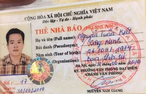 Mặt sau của tấm thẻ được cho là giả mạo. Mặt sau của tấm thẻ được cho là giả mạo.