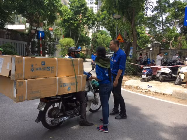 Tình nguyện viên hướng dẫn điều hướng giao thông tránh ắch tắc.
