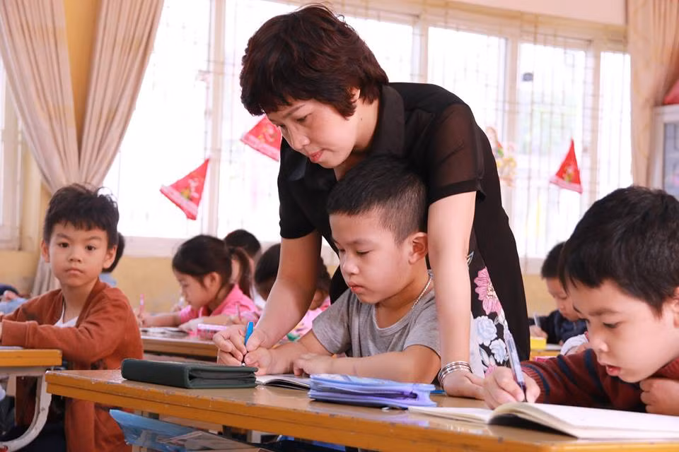 Lãnh đạo nhà trường hội đủ tâm - tài hãy tính đến bỏ biên chế giáo viên ảnh 2