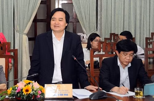 Bộ trưởng Phùng Xuân Nhạ chỉ đạo Ban soạn thảo tiếp thu đầy đủ các ý kiến góp ý cho dự thảo chương trình giáo dục phổ thông tổng thể. Bộ trưởng Phùng Xuân Nhạ chỉ đạo Ban soạn thảo tiếp thu đầy đủ các ý kiến góp ý cho dự thảo chương trình giáo dục phổ thông tổng thể.
