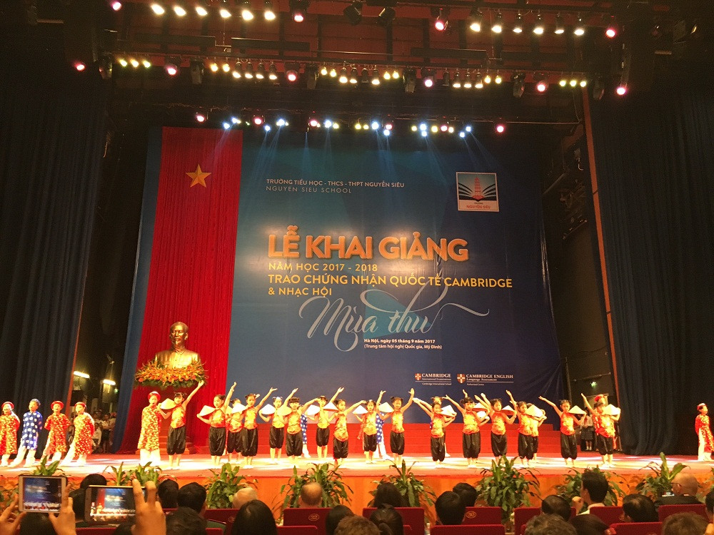Bài múa hát "Hello Việt Nam" của các học sinh tiểu học Trường Nguyễn Siêu.
