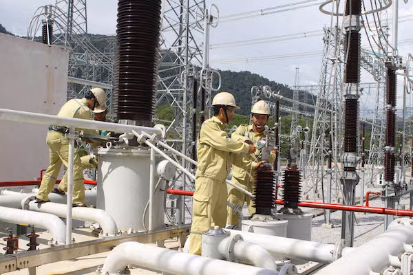 Công nhân Trạm biến áp 500 kV Thạnh Mỹ, Quảng Nam (Công ty Truyền tải điện 2) kiểm tra, sửa chữa, bảo dưỡng máy biến áp 500 kV. (Ảnh: Quang Thắng)