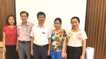 Thày Hoàng Ngọc Tuệ (đứng giữa) và các thầy cô giáo trong khoa Ngoại ngữ, Trường Đại học Công nghiệp Hà Nội. (Ảnh: Vương Thủy)