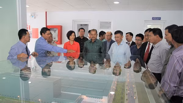 Đoàn Đại biểu Đảng Nhân dân cách mạng Lào quan sát mô hình thu nhỏ của Nhà máy Sữa Việt Nam.