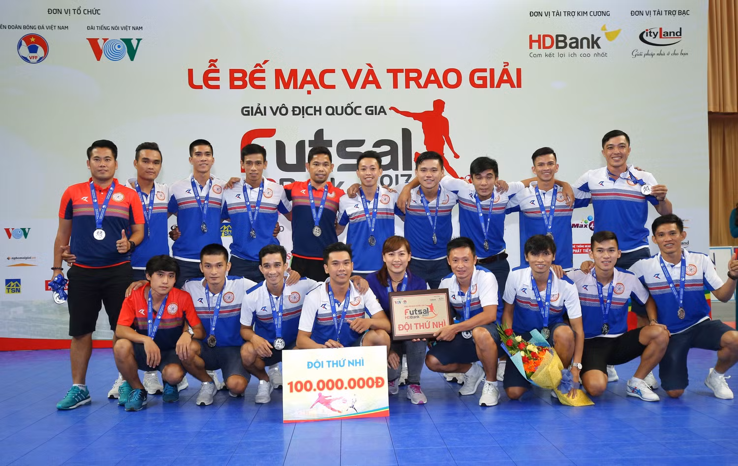 Sanatech Khánh Hòa nhận cờ, Huy chương bạc và 100 triệu đồng. Sanatech Khánh Hòa nhận cờ, Huy chương bạc và 100 triệu đồng.