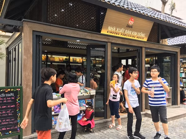 Nhà xuất bản Kim Đồng luôn là điểm đến yêu thích của rất nhiều học sinh.