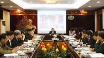 Hội đồng chung khảo thảo luận để lựa chọn tác phẩm trao giải. (Ảnh: xaydungdang.org.vn)