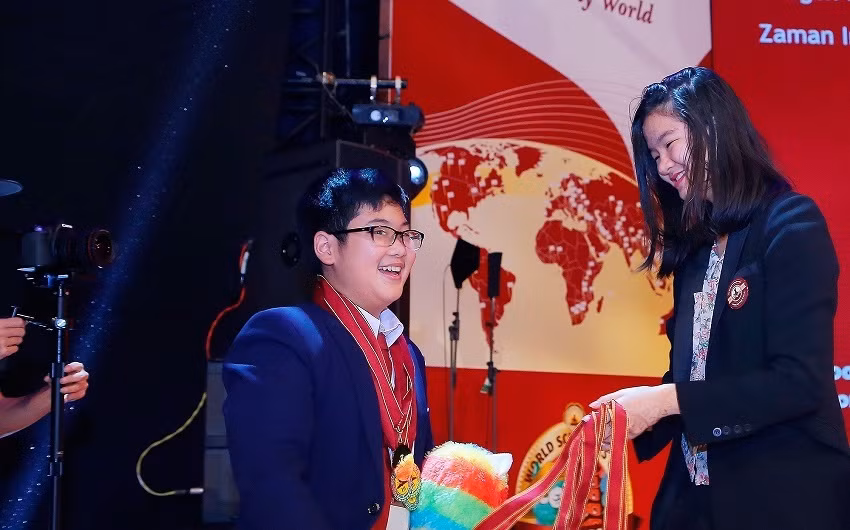 Năm 2016, Vinschool có 2 học sinh đạt Huy chương vàng trong vòng Chung kết được tổ chức tại Đại học Yale (Hoa Kỳ). Trong ảnh là Lý Quốc Hoàng (lớp 7A22) – một trong những học sinh Vinschool được lựa chọn vào vòng Chung kết The World Scholar’s Cup 2017 tổ chức tại Đại học Yale (Hoa Kỳ) vào tháng 11/2017 tới. Năm 2016, Vinschool có 2 học sinh đạt Huy chương vàng trong vòng Chung kết được tổ chức tại Đại học Yale (Hoa Kỳ). Trong ảnh là Lý Quốc Hoàng (lớp 7A22) – một trong những học sinh Vinschool được lựa chọn vào vòng Chung kết The World Scholar’s Cup 2017 tổ chức tại Đại học Yale (Hoa Kỳ) vào tháng 11/2017 tới.