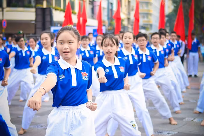 Màn biểu diễn võ thuật của các em thiếu nhi.