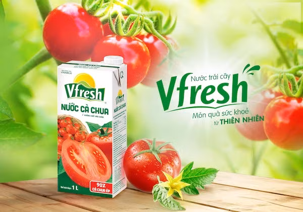 Nước cà chua Vfresh của Vinamilk được chế biến từ khoảng 1kg cà chua, hoàn toàn không chứa chất bảo quản, không biến đổi gien và không sử dụng màu thực phẩm