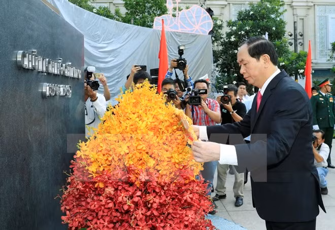Chủ tịch nước Trần Đại Quang dâng hoa tưởng niệm Chủ tịch Hồ Chí Minh tại Công viên Tượng đài Chủ tịch Hồ Chí Minh. (Ảnh: Nhan Sáng/TTXVN) Chủ tịch nước Trần Đại Quang dâng hoa tưởng niệm Chủ tịch Hồ Chí Minh tại Công viên Tượng đài Chủ tịch Hồ Chí Minh. (Ảnh: Nhan Sáng/TTXVN)