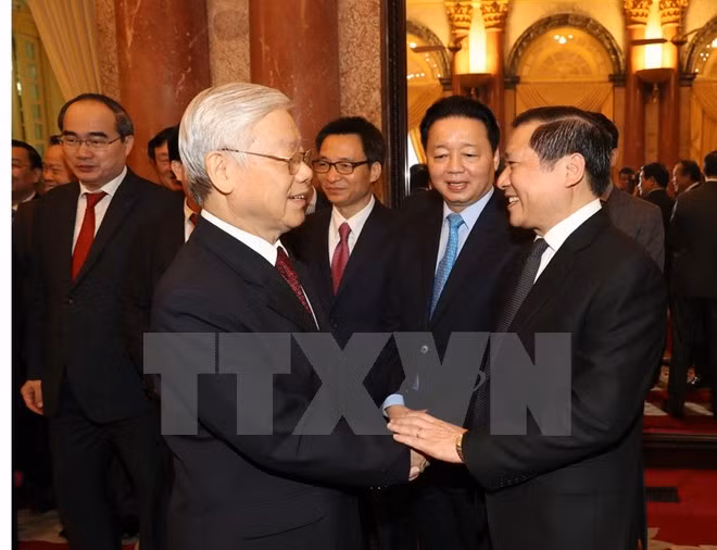 Tổng Bí thư Nguyễn Phú Trọng chúc Tết các vị lão thành Cách mạng, các lãnh đạo và nguyên lãnh đạo Đảng, Nhà nước, Mặt trận Tổ quốc Việt Nam, cán bộ lãnh đạo các cơ quan Trung ương và Hà Nội. (Ảnh: Trí Dũng/TTXVN)