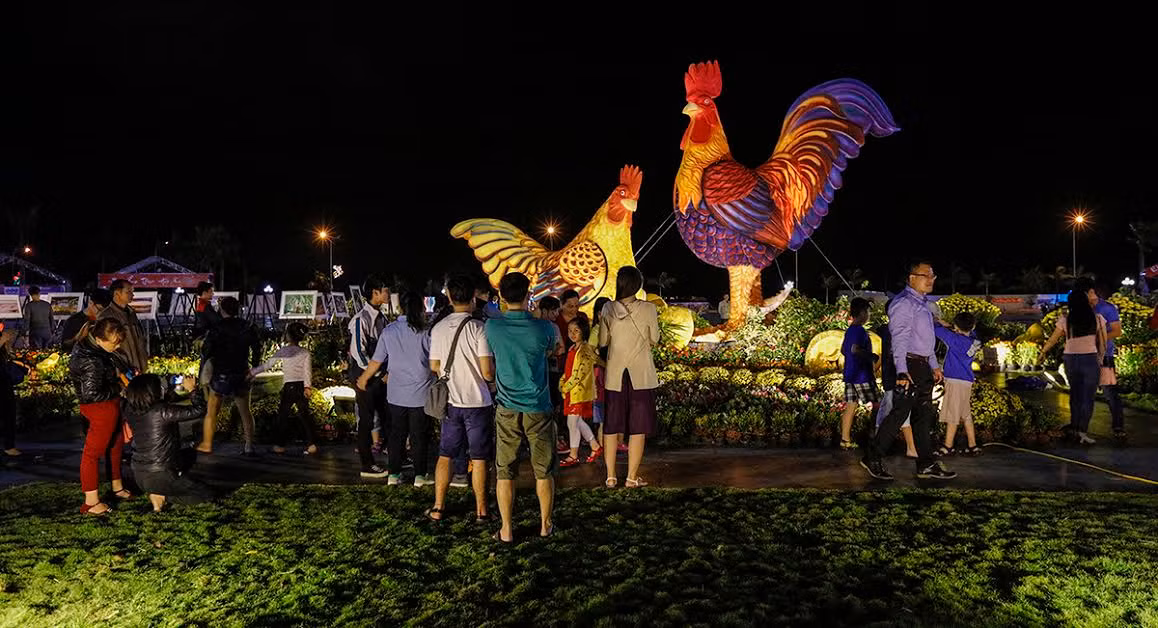 Đông đảo khách tham quan Lễ hội du lịch Bình Định.