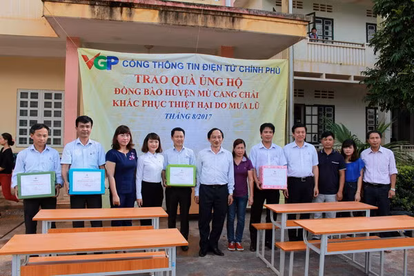 Đoàn công tác trao bàn ghế và các phần quà cho đại diện các điểm trường. Đoàn công tác trao bàn ghế và các phần quà cho đại diện các điểm trường.