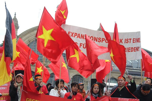 Những người Việt ở Cộng hòa Liên bang Đức biểu tình yêu cầu Trung Quốc chấm dứt các hoạt động xây dựng và chiếm đóng trái phép tại Biển Đông.