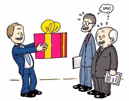 Chỉ mong sếp nói: "Tết đừng ai biếu quà tôi" . (Ảnh minh họa trên baodatviet.vn)
